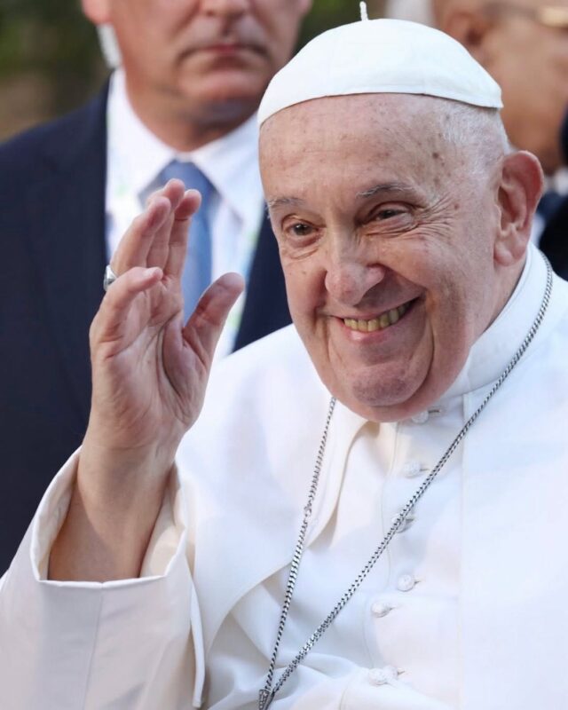 Uma Luz que Nunca se Apagará: Homenagem ao Papa Francisco

Hoje, o mundo se despede de uma das figuras mais inspiradoras e carismáticas de nosso tempo: Papa Francisco. Sua vida foi um verdadeiro testemunho de amor, compaixão e humildade, sempre guiando-nos com suas palavras e ações em direção à paz e à solidariedade.

Desde o início de seu papado, ele nos lembrou da importância de cuidar dos mais necessitados, de proteger nosso planeta e de promover a unidade entre todos os povos. Suas mensagens sobre justiça social e misericórdia tocaram milhões de corações ao redor do globo. 

Papa Francisco não foi apenas um líder religioso; ele foi um amigo, um conselheiro e uma voz para aqueles que muitas vezes são esquecidos. Suas visitas a comunidades vulneráveis e suas palavras encorajadoras foram um farol de esperança em tempos desafiadores.

Hoje, enquanto lamentamos sua partida, celebramos a sua vida e o legado que deixa. Que possamos honrar seus ensinamentos vivendo com amor, empatia e coragem, assim como ele nos ensinou.

Descanse em paz, querido Papa Francisco. Sua luz continuará a brilhar em nossos corações e em nossas ações. 

#PapaFrancisco #Homenagem #Amor #Paz #Solidariedade